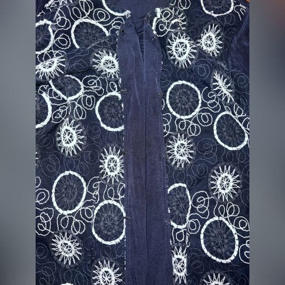 Chicos Travelers Women XL Cardigan Blue White Embroidered Artsy Shapes Stretch 3 - Picture 6 of 9